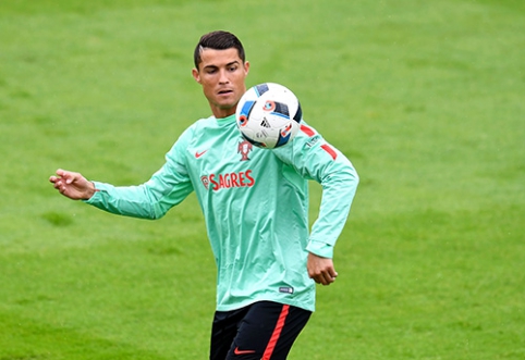 Angry Cristiano Ronaldo "confiscates" journalist's microphone over innocent question (VIDEO)
