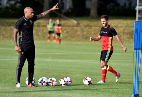 E. Hazard rejoices T. Henry's help to the Belgian national team
