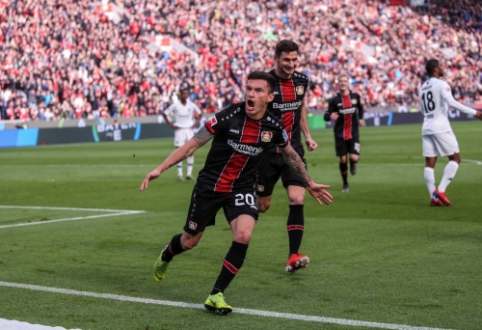 The team "Bayer" that scored six goals in one half crushed "Eintracht"