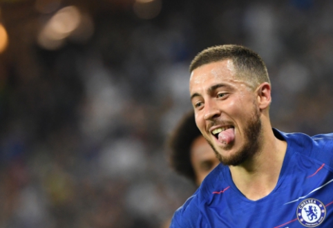 E. Hazard on a short vacation already posed with "Real" jerseys
