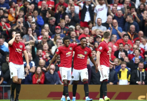 In the second half, "Man Utd" crushes "Chelsea" eleven.