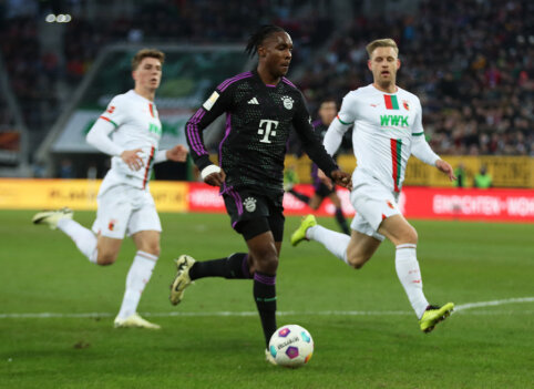Bayern" had trouble with "Augsburg" team