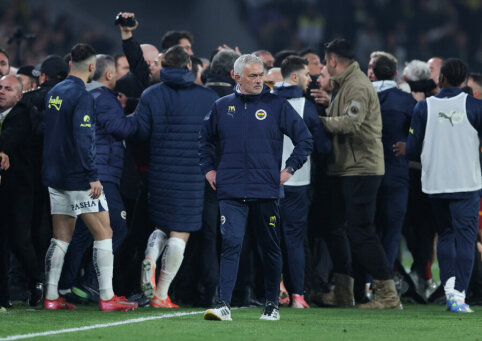 After a painful defeat in Istanbul, J. Mourinho 'stole' the opponent's coach's nose amid the conflict.
