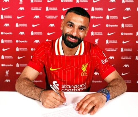 At the contract extension ceremony – a ridiculously expensive M. Salah watch