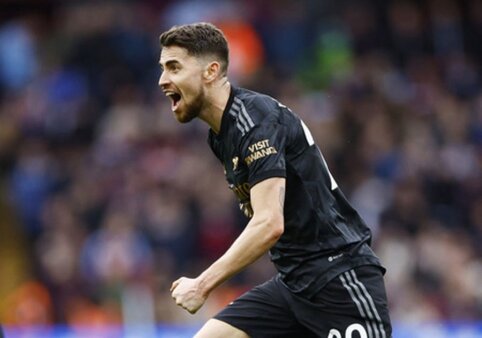 Jorginho officially signed with the Flamengo club.