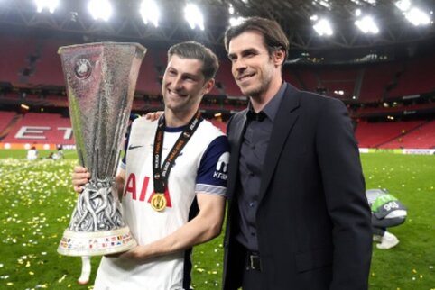 B. Davies will remain at Tottenham for another year.