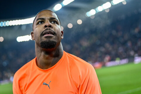 Goalkeeper M. Maignan will not transfer to the Chelsea club.