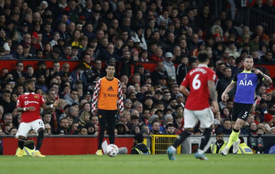 Unsatisfied C. Ronaldo left "Old Trafford" before the final referee whistle
