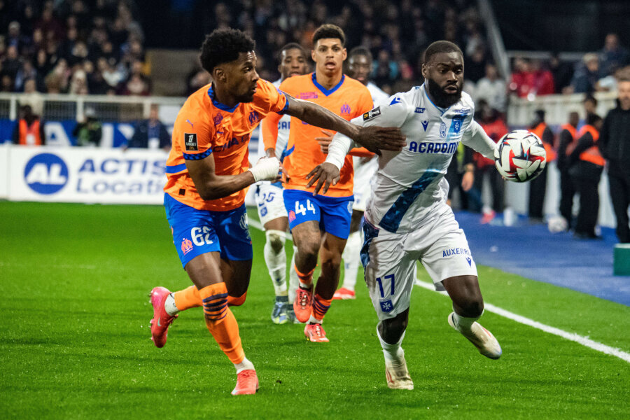 A. Murillo stays at the Marseille club for another three years.