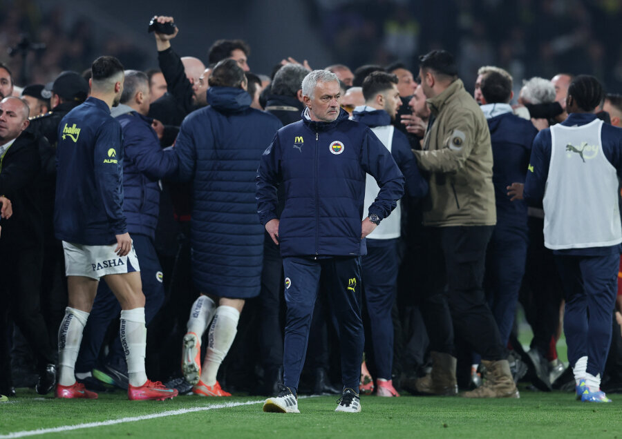 After a painful defeat in Istanbul, J. Mourinho 'stole' the opponent's coach's nose amid the conflict.
