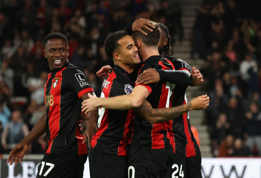 Bournemouth draws with West Ham United in a high-scoring match.