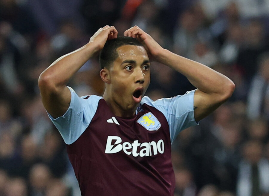 Aston Villa heated up PSG, but the French team advanced to the semifinals.
