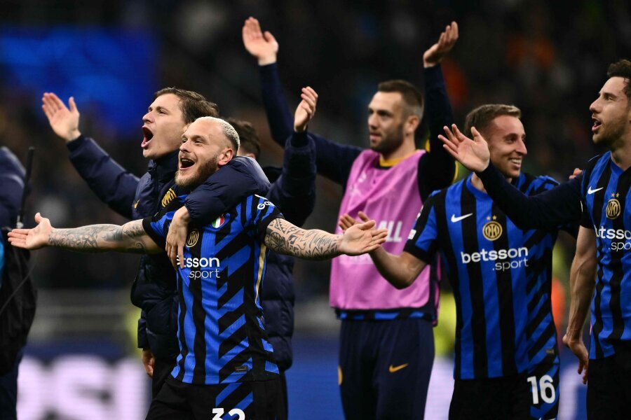 Inter team, which withstood Bayern's assault, advanced to the Champions League semifinals.