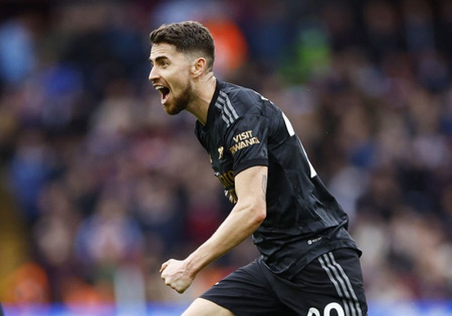 Jorginho officially signed with the Flamengo club.