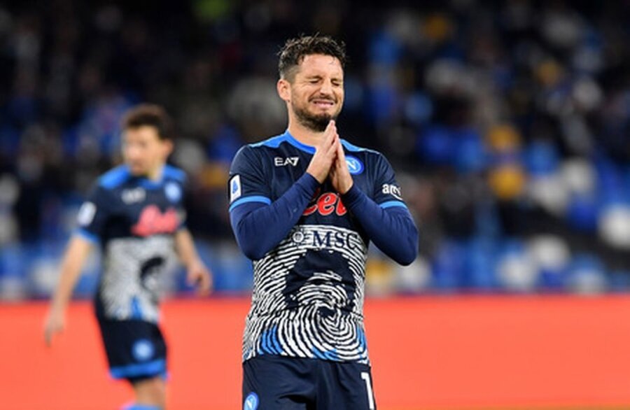 D. Mertensas ended his professional career