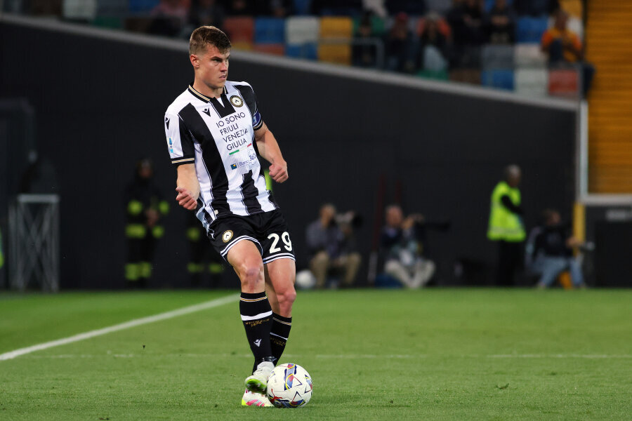 J. Bijolis officially became the new defender of Leeds United club.